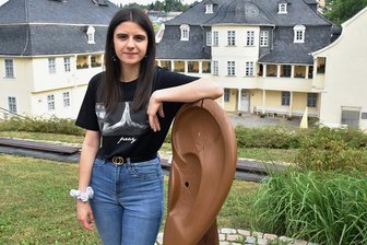 "Bufdi" in Markneukirchen: Was es im Musikinstrumentenmuseum zu tun gibt - Eileen Ebert vor dem Paulusschlössel, das das Museum beherbergt. 