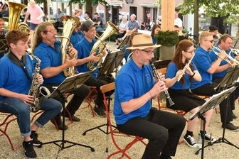 Buffet Crampon feiert Sommerfest auf Markt - Die Firma Buffet Crampon verlegte gestern Nachmittag ihr Sommerfest auf den Marktplatz von Markneukirchen. Unter anderem trat dabei das Werksorchester (im Foto) auf.
