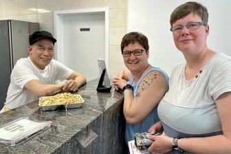 Bui ist wieder da – In Schwarzenberg gibt’s den Imbiss China-Pfanne wieder - Bui Quy Thuy bedient seine Stammkundinnen Jeanette und Janine Zeising (v. l.).