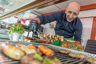 Bulgarische und türkische Küche erobern Rodewisch: Neuer Imbisswagen an der Lengenfelder Straße - Detelin Kostov brät Schaschlik, Steak und Roster. 