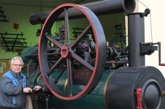 Bulldog-Freunde erwarten am Sonntag etwa 100 Aussteller - Vereinsmitglied Stephan Schellenberger mit der Lanz-Dampflokomobile von 1911, die am Sonntag in Betrieb gezeigt wird. 