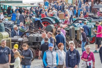 Bulldog-Freunde haben Trostpflaster parat - So wie hier vor drei Jahren zieht das Bulldog-Treffen traditionell unzählige Besucher an. Nachdem die 21. Auflage im Vorjahr wegen Corona ausfallen musste, war sie zunächst für diesen Sonntag geplant. Neben der noch immer einschränkenden Pandemie, die ein solches Gedränge unmöglich macht, gibt es aktuell noch einen weiteren Grund, das Treffen abzusagen: die Straßenbausituation im Ort. 