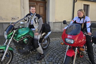 Bulldog-Treffen: Zwei Baden-Württemberger erkunden Westsachsen - Fabian Rüb, hier mit Freundin Lea Grützner, hat in dieser Woche Westsachsen besucht.