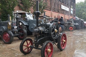 Bulldogtreffen: Mehr als alte Traktoren - Reinhard Kern aus Oberlungwitz ist mit einem Lanz "Mops" beim Treffen dabei gewesen und traf bei den Gästen auf großes Interesse. 