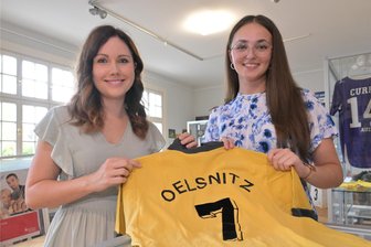 Bulldogtreffen, Seifenkistenrennen, Rock’n’Roll, Kartoffelfete: Wochenendtipps für den Raum Stollberg - Aileen Wölfel (li.) und Sophia Mittelbach von der Stadtverwaltung Oelsnitz laden ein zum Talk-Nachmittag ins Sportmuseum nach Oelsnitz.