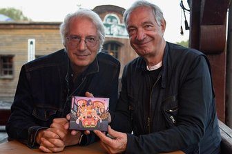 Bulldozers Hausband: Die Oliver Onions sind zurück! - Guido (rechts) und Maurizio de Angelis mit ihrem neuen Oliver-Onions-Album "Future Memorabilia". Die Platte gibt es auf CD und Vinyl. 