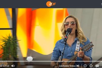 Bullenreiten im strömenden Regen: Was Stefanie Hertel im ZDF-Fernsehgarten mitmachte - Stefanie Hertel trat mit ihrer Band „More Than Words“ am Sonntag im ZDF-Fernsehgarten auf.