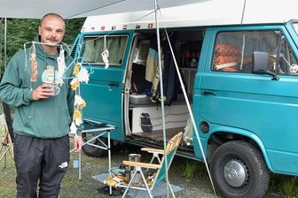 Bulli-Camp: 150 Bus-Verrückte treffen sich in Klingenthal - Bulli und Fahrer gleich alt: David Werner aus Plauen vor seinem Bulli T3 Baujahr 1990.