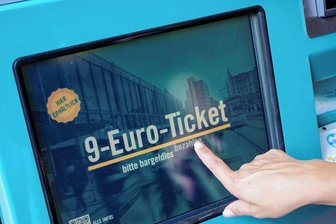 Bund und Länder planen Nachfolger für 9-Euro-Ticket - Öffentlicher Nahverkehr geht auch einfach und günstig. Das hat das 9-Euro-Ticket gezeigt. Bund und Länder wollen jetzt konkret eine Nachfolgelösung erarbeiten. 