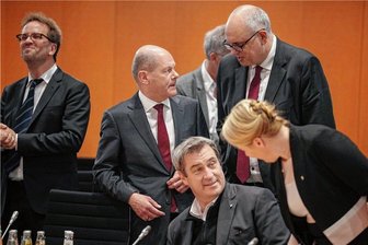 Bund und Länder ringen um Entlastungen für die Bürger - Mit dabei beim Treffen: der Chef der Bundesnetzagentur Klaus Müller (v.l.n.r.), Kanzler Olaf Scholz und die Länderchefs Markus Söder (Bayern), Andreas Bovenschulte (Bremen) und Franziska Giffey (Berlin).