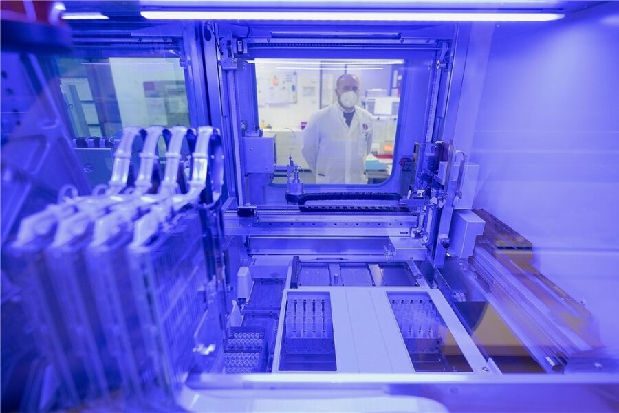 Bund und Länder wollen PCR-Tests priorisieren - Ein Automat führt in einem hessischen Labor PCR-Tests durch. Die Auslastung ist hoch. 