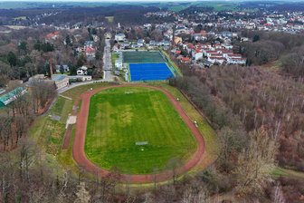 Bund verteilt Fördergeld für Sportstätten: Mit welchen Millionenprojekten Glauchau und Meerane ins Rennen gehen - Blick aus der Vogelperspektive auf das Richard-Hofmann-Stadion in Meerane: Stadion und Kunstrasenplatz sollen erneuert werden. Der blaue Hockeyplatz ist in einem perfekten Zustand.