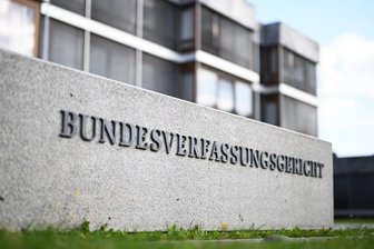Bund vs. Ärzte: Wer darf sagen: Du lebst, du stirbst? - Der Erste Senat des Bundesverfassungsgerichtes hat Regeln aus dem Infektionsschutzgesetz gekippt. Dabei hatten fünf der acht Richter den Bund 2021 erst aufgefordert zu handeln.