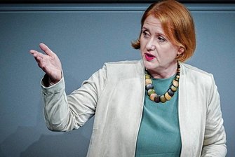 Bund will Demokratie gesetzlich fördern - Bundesfamilienministerin Lisa Paus (Grüne) stellt das Demokratiefördergesetz vor.