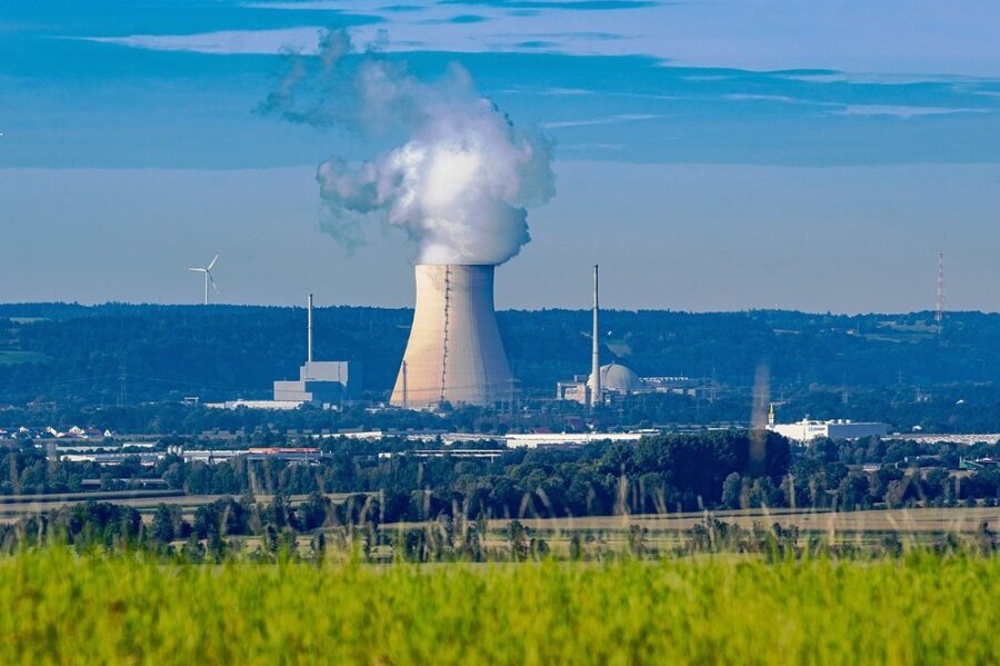 Bund zahlt AKW-Betreibern 2,4 Milliarden nach Atomausstieg - Noch liefern sie Strom: Die Atomkraftwerke Isar 1 und Isar 2 in Bayern.
