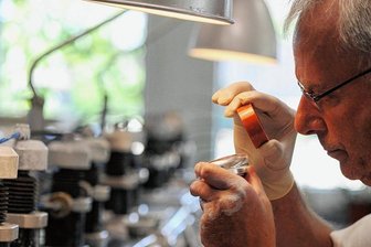 Bundesarbeitsminister Heil: Ältere Arbeitnehmer im Job halten - Sie werden gebraucht: ältere Arbeitnehmer - wie im Bild ein Mitarbeiter der Firma Essilor Brillengläser in Rathenow (Havelland). 