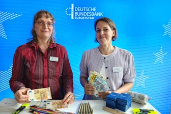 Bundesbank erklärt, woran man Falschgeld erkennt - Manuela Gräber und Stefanie Müller von der Bundesbank zeigen beim Info-Tag am Landgericht, wie man Falschgeld erkennt.