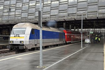 Bundesbehörde ermittelt: Dieselabgase im Fahrgastabteil des RE 6 zwischen Chemnitz und Leipzig - Eine Diesellok ER20 zieht den Doppelstockwagen. In dieser Kombination kann es zu Abgasgeruch im Abteil kommen.