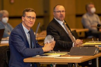 Bundeserlass: Auch Plauen löscht die Lichter aus - Bürgermeister Tobias Kämpf (links) äußert Kritik am Bundeserlass.