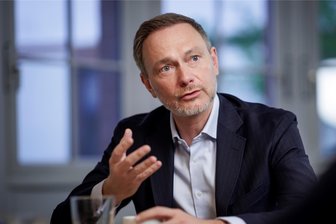 Bundesfinanzminister Christian Lindner: „Wir brauchen Verschärfungen bei den Sanktionen für Bürgergeld“ - Will der deutschen Wirtschaft wieder zum Aufschwung verhelfen: Bundesfinanzminister Christian Lindner peilt weitere Einschnitte beim Bürgergeld und längere Lebensarbeitszeiten an.