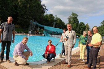 Bundesfördermittel ebnen Weg zur Freibadsanierung in Pausa - Bürgermeister Michael Pohl (CDU/2. von links) und Mitglieder des CDU-Stadtverbandes freuen sich, dass das Pausaer Freibad modernisiert werden kann. Die CDU-Bundestagsabgeordnete Yvonne Magwas (3. von links) hatte sich mit Erfolg für eine großzügige Förderung vom Bund eingesetzt. 