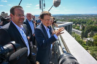 Bundesgesundheitsminister Karl Lauterbach am Dienstag in Chemnitz unterwegs - Karl Lauterbach blickt vom Dach des Klinikneubaus Haus 9 auf Chemnitz. Neben ihm der technische Geschäftsführer des Klinikums Chemnitz Martin Jonas (links) und SPD-Bundestagsabgeordneter Detlef Müller. Halb verdeckt von Lauterbach: Sachsens Sozialministerin Petra Köpping (SPD).