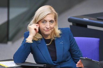 Bundesgesundheitsministierin: „Schnelle Lösungen sind hier nicht aus dem Hut zu zaubern“ - Bundesgesundheitsministerin Nina Warken (CDU) wünscht sich eine ehrliche Debatte über notwendige Reformen im Gesundheitswesen.