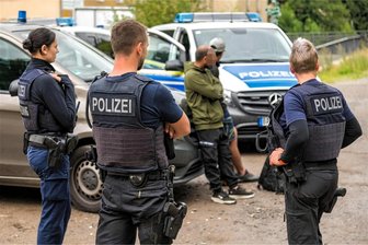 Bundesinnenministerin kündigt mehr Kontrollen an Grenze zu Tschechien an: So ist die Lage im Erzgebirge - Alltägliche Bilder im Erzgebirge. Hier stellten Beamte der Bundespolizei Anfang September in Zöblitz eine Gruppe von rund 30 illegal in Deutschland eingereisten Personen.