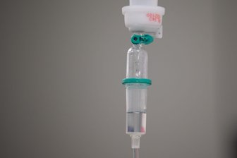 Bundesinstitut warnt vor Risiken bei Drip-Spa-Infusionen - Das Bundesinstitut für Arzneimittel und Medizinprodukte warnt vor sogenannten Drip-Spa-Infusionen. Dabei werden dem Körper Vitamine und Mineralstoffe hoch konzentriert zugeführt. Der Nutzen ist aber nicht wissenschaftlich belegt. (Archivbild)