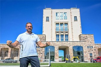 Bundesjugendspiele und Leistungsdruck im Sport: Christian Pöhler vom Olympiastützpunkt Sachsen im Interview - Der gebürtige Zwickauer Christian Pöhler (43) hat Sport studiert, war jahrelang Handballtrainer und leitet seit November 2022 den Olympiastützpunkt Sachsen, der ab sofort im sanierten Marathonturm am Stadion im Sportforum seinen Sitz hat. Hier werden sächsische Kaderathleten der Sportarten Eiskunstlauf, Eisschnelllauf, Gewichtheben, Kunstturnen, Leichtathletik, Radsport, Schwimmen sowie der paralympischen Sportarten betreut. 