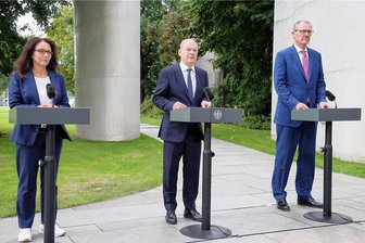 Bundeskanzler Scholz wirbt für steuerfreie Sonderzahlungen - Die DGB-Vorsitzende Yasmin Fahimi, Bundeskanzler Olaf Scholz (SPD; Mitte) und BDA-Präsident Rainer Dulger traten nach den Gesprächen der "Konzertierten Aktion" im Bundeskanzleramt vor die Presse.