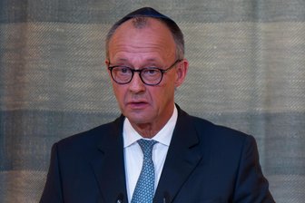 Bundeskanzler so emotional wie selten zuvor: Merz weint bei Synagogen-Wiederöffnung - Bundeskanzler Friedrich Merz (CDU) ringt beim Festakt zur Wiedereröffnung der Synagoge Reichenbachstraße um Fassung.