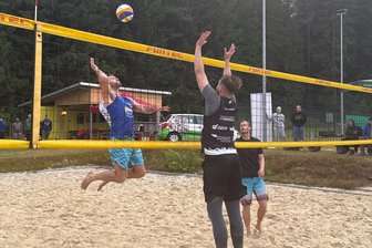 Bundesliga-Brüder gewinnen internationalen Adorfer Beach-Volleyball-Cup - Sebastian Krüger (links) schlägt im Finale den Ball an Jonas Krug (Mitte vorn) vom VSV Oelsnitz sehr zur Freude von Martin Krüger (rechts) vorbei.