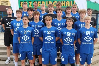Bundesliga-Handball im Erzgebirge: Die B-Jugend aus Aue steht vor ihrer Feuertaufe - Die B-Jugend Handballer der Spielgemeinschaft EHV/SG Nickelhütte/Buteo starten diesen Sonnabend zuhause in die Bundesliga. Betreut werden sie von Coach Nicolas Gruber (l.), Co-Trainer André Steinhauser (h. 2. v. l.) und Paul Gugisch (r.).