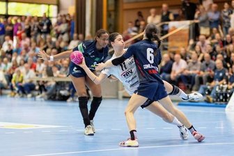 Bundesliga: Handballerinnen des BSV Sachsen Zwickau verpassen vorzeitigen Klassenerhalt - Ema Hrvatin (am Ball) war am Samstagabend in Neckarsulm beste Zwickauer Torschützin.