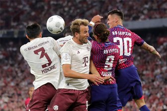 Bundesliga-Saisonstart: Zweikampf oder gar Dreikampf um die Meisterschaft? - Wer hat hier wohl den Ball gespielt? Ähnlich spannend könnte es in der 61. Bundesligasaison werden.