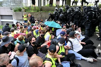Bundesparteitag der AfD in Sachsen: 10.000 Gegendemonstranten erwartet - Beim letzten AfD-Bundesparteitag in Essen kam es 2024 zu Sitzblockaden unweit der Tagungsstätte. Sicherheitskräfte rechnen nun auch in Riesa mit massiven Störungen.