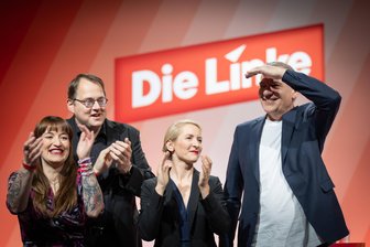 Bundesparteitag in Chemnitz: Bei der Linken soll „revolutionäre Freundlichkeit“ Einzug halten - Heidi Reichinnek, Sören Pellmannn, Ines Schwerdtner und Jan van Aken (v. l.) beklatschen ihre Partei auf dem Bundesparteitag in Chemnitz.