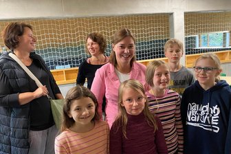Bundespolitikerin in Heinsdorf: An diesen Kindern kann sich die große Politik eine Scheibe abschneiden - Prominenter Besuch in Hauptmannsgrün. Die Kindergemeinderäte um Luise Junghänel (vorn links) führten Yvonne Magwas durch ihre Schule. Die Bundestagsvizepräsidentin war angetan. Gut möglich, dass der Kinderrat bald in Berlin tagt.