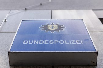 Bundespolizei entdeckt Falschgeld: Wie ein Diebstahl im RE 6 eine andere Straftat zum Vorschein brachte - Bei einem Deutschen entdecken Beamte fast 3000 Euro Falschgeld.
