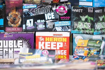 Bundespolizei entdeckt im Erzgebirge Männer mit verbotenen Feuerwerkskörpern - Verbotene Pyrotechnik hatten ein Mann und drei Jugendliche im Erzgebirge dabei.