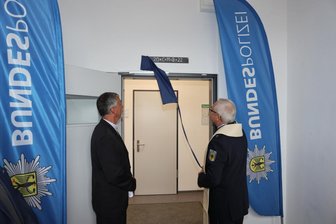 Bundespolizei in Zwickau erhält Notstromaggregat für Fall eines Blackout-Szenarios - Der evangelische und katholische Seelsorger bei der Einsegnung des neuen Reviers der Bundespolizei.