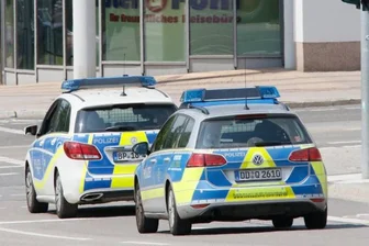 Bundespolizist auf Heimweg im Einsatz - Ein Mann wird in Handschellen abgeführt und in einem Streifenwagen aufs Polizeirevier gebracht.