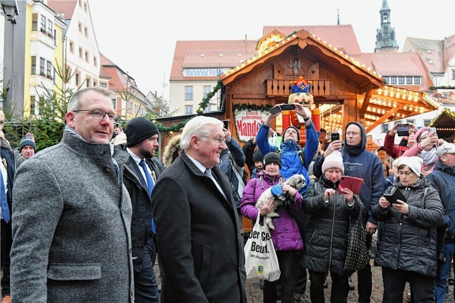 Bundespräsident adelt Christmarkt in Freiberg - Bundespräsident Frank-Walter Steinmeier (vorn, 2. von links) hat am 6. Dezember dieses Jahres in Freiberg den Christmarkt besucht. Links neben ihm Oberbürgermeister Sven Krüger (parteilos). 
