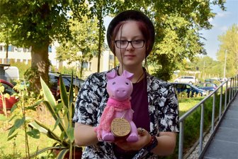Bundespräsident Frank-Walter Steinmeier lädt junge Chemnitzerin ein - Janice Schmelzer mit ihrem Spendensparschwein Rosalie.