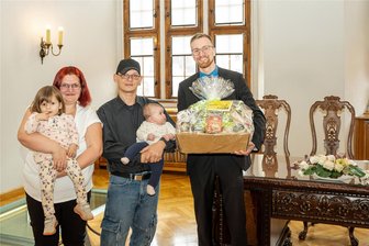 Bundespräsident Frank Walter Steinmeier übernimmt Ehrenpatenschaft für junge Plauenerin - Bürgermeister Tobias Kämpf überreichte im Trausaal des Plauener Rathauses das Präsent an die Familie der kleinen Malija Valeska Richter.