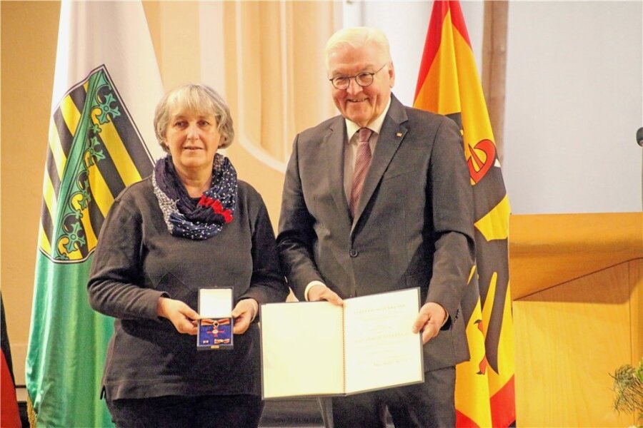 Bundespräsident Frank-Walter Steinmeier verleiht Bundesverdienstkreuze in Freiberg - Die Freibergerin Carmen Hartung wurde von Bundespräsident Frank-Walter Steinmeier mit dem Bundesverdienstkreuz am Bande ausgezeichnet. 