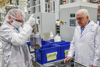 Bundespräsident in Freiberg: Tag 2 für Frank-Walter Steinmeier in der Silberstadt - Bundespräsident Frank-Walter Steinmeier (r) besichtigt die Einkristallzüchtung in der Freiberger Compound Materials GmbH. Hier werden Gallimarsenid-Wafer für die Mikro- und Optoelektronik hergestellt.
