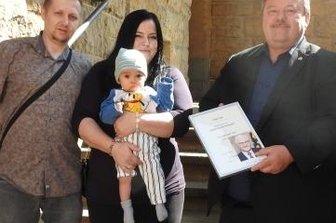 Bundespräsident ist Ehrenpate - OB Sören Kristensen bei der Übergabe der Ehrenpatenschaftsurkunde an Familie Göpel.