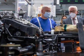 Bundespräsident lobt VW-Werk Zwickau - Am Arbeitsplatz von Swen Malinowski. Hier wird der Antriebsstrang für die Elektrofahrzeuge ID.3 und ID.4 i montiertreihe Industrielle Leuchttürme in Ost